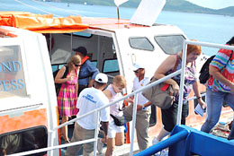 Tàu Diamond Princess chở 2.700 du khách cập cảng Nha Trang