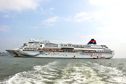 Tàu SuperStar Aquarius trở lại Hạ Long mang theo hơn 2.000 du khách quốc tế