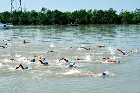 Hội thi bơi vượt sông Bạch Đằng 