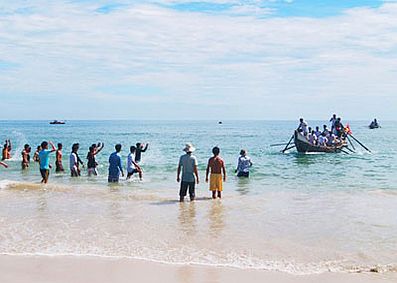 Đặc sắc lễ hội đua thuyền truyền thống làng biển Mỹ Á
