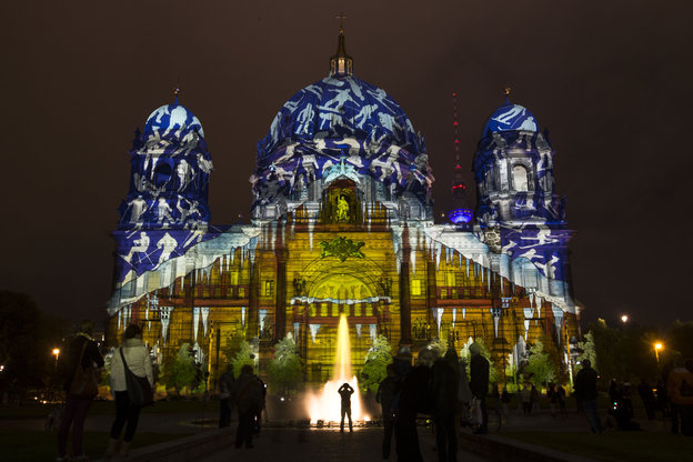 Đà Nẵng tổ chức Lễ hội trình diễn ánh sáng quốc tế lần đầu tiên năm 2014.
