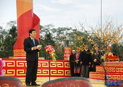Chủ tịch nước Trương Tấn Sang thăm và dự hội “Sắc xuân trên mọi miền Tổ quốc” năm 2013