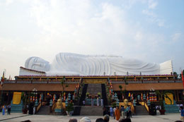 Đón kỷ lục tượng Phật trên mái chùa dài nhất châu Á