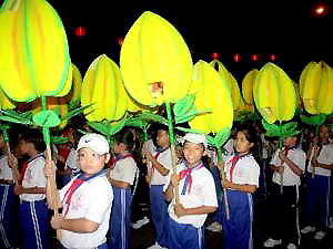 Lung linh lễ rước đèn Trung Thu lớn nhất Việt Nam 