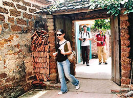 Du khách đến thăm làng cổ Đường Lâm tăng mạnh