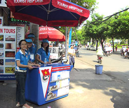 Đội thanh niên tình nguyện hỗ trợ khách du lịch ở TP. Hồ Chí Minh
