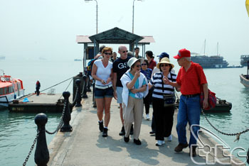 Du lịch tàu biển quốc tế - mùa du lịch sôi động ở Hạ Long (Quảng Ninh)