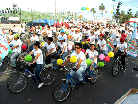 Diễu hành xe đạp trên đường phố bảo vệ môi trường 