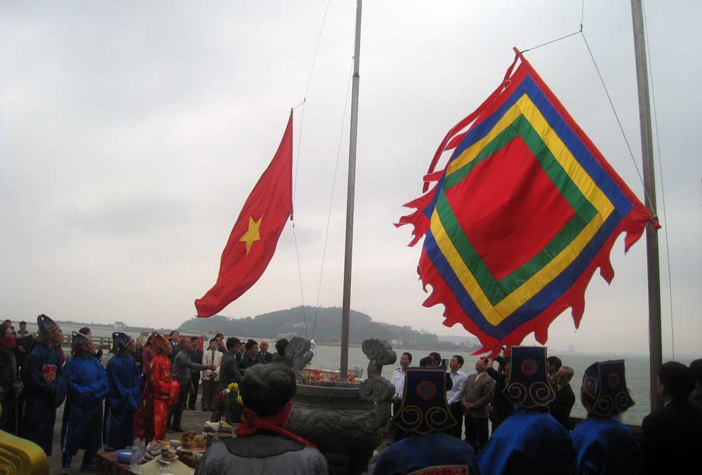Lễ thượng cờ khai hội đảo Dấu theo nghi thức truyền thống