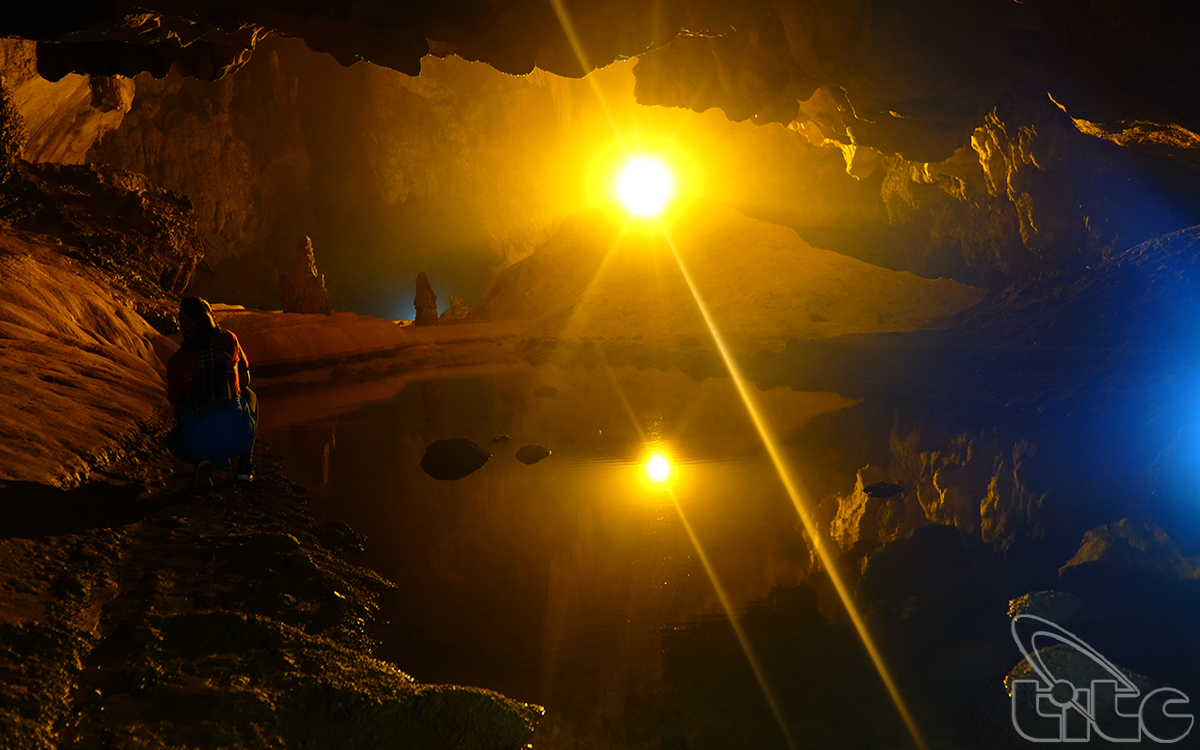 Động Ngườm Ngao được xếp vào những hang động đẹp nhất nước ta bởi hệ thống nhũ đá và măng đá đã tạo nên những khung cảnh thật sinh động, kì thú khiến con người phải thán phục, kinh ngạc