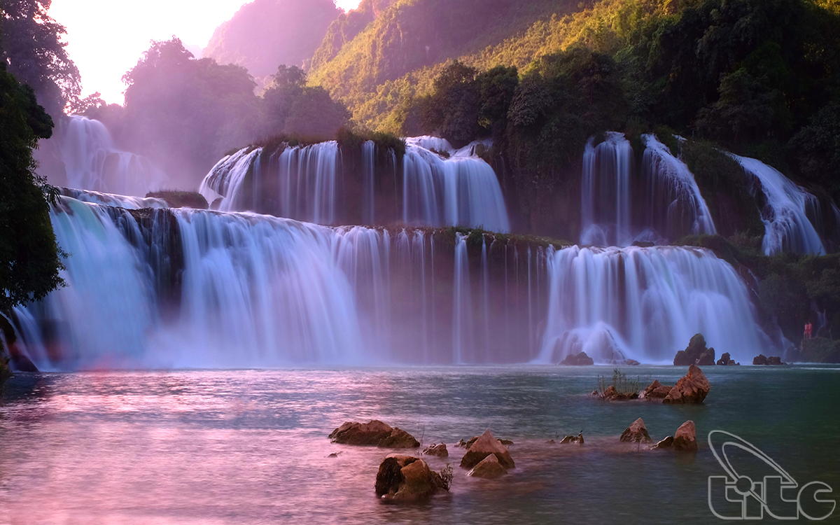 Thác Bản Giốc nằm giữa biên giới Việt – Trung thuộc địa phận xã Đàm Thủy, huyện Trùng Khánh, tỉnh Cao Bằng; là 1 trong 4 thác nước lớn nhất thế giới nằm trên đường biên giới giữa 2 quốc gia.