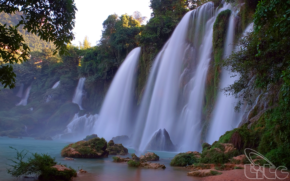 Thác Bản Giốc được xem là một trong những tặng vật vô giá mà thiên nhiên ban tặng cho Cao Bằng. Đó là một thác nước cao, hùng vĩ và đẹp bậc nhất của Việt Nam.