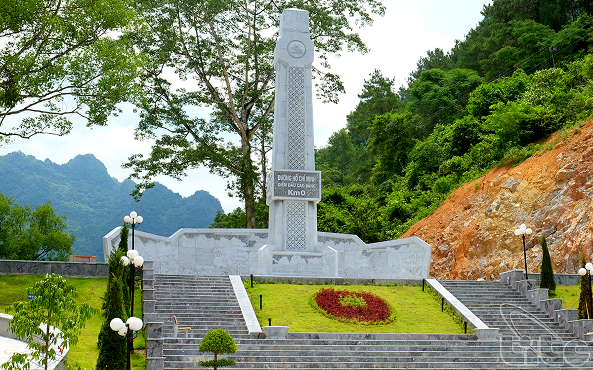 Km số 0 đánh dấu điểm bắt đầu con đường Hồ Chí Minh lịch sử, nằm ngay cạnh Nhà tưởng niệm Hồ Chí Minh (Huyện Trùng Khánh).