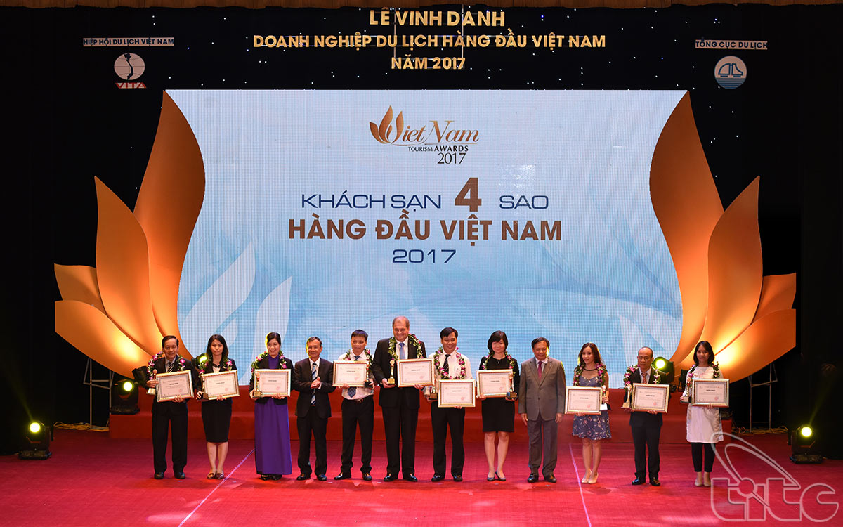 Tổng cục trưởng Nguyễn Văn Tuấn và Chủ tịch Hiệp hội Du lịch Việt Nam Nguyễn Hữu Thọ trao tặng giải thưởng Khách sạn 4 sao hàng đầu Việt Nam 2017