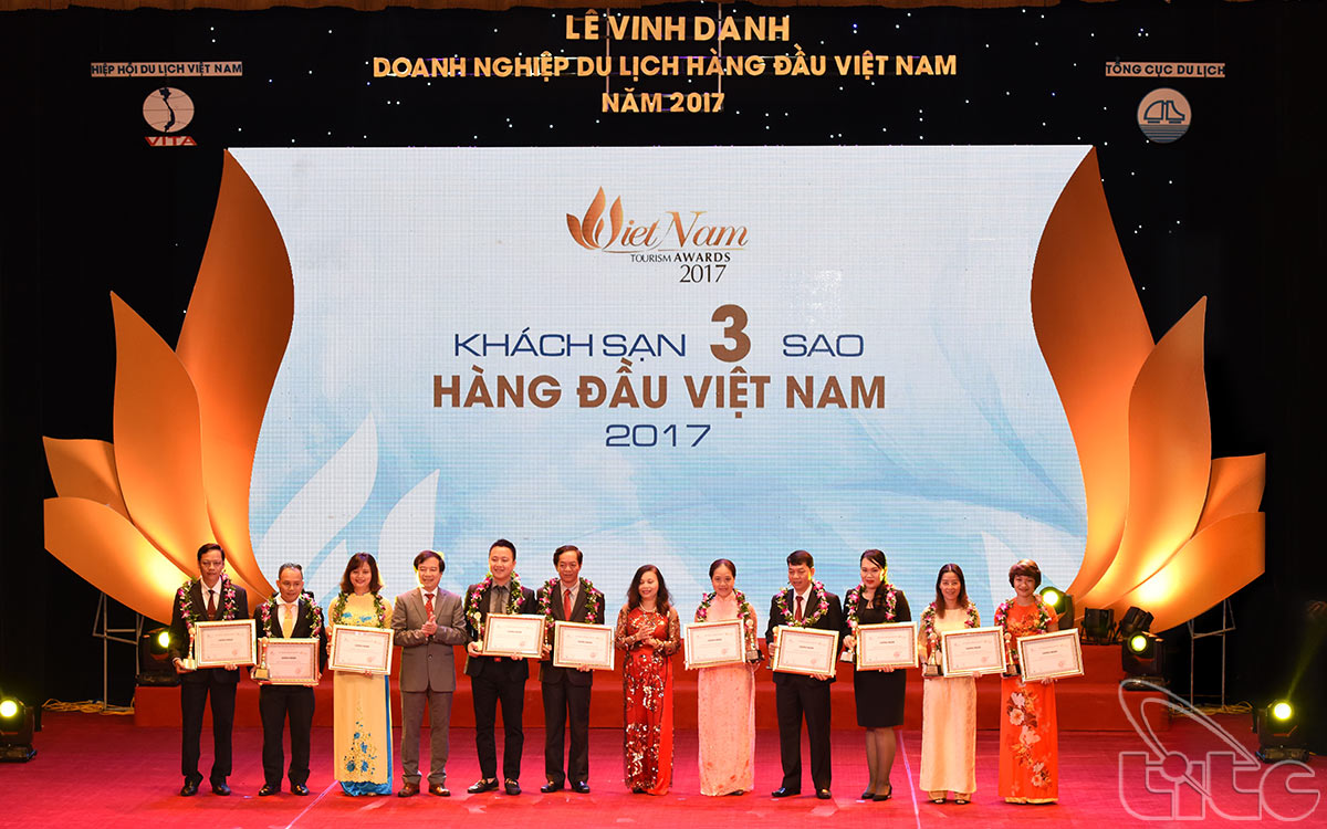 Phó Tổng cục trưởng Hà Văn Siêu và Chủ tịch Hiệp hội khách sạn VN Đỗ Thị Hồng Xoan trao tặng giải thưởng Khách sạn 3 sao hàng đầu Việt Nam 2017