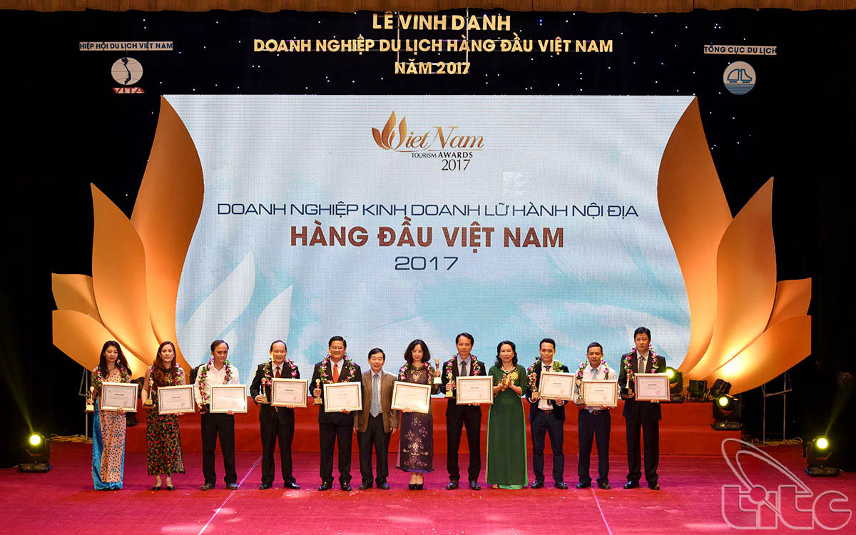 Deputy Minister of Culture, Sports and Tourism Dang Thi Bich Lien and Vice Chairman of National Assembly Committee for Culture, Education, Youth and Children Nguyen Van Tuyet award to top ten domestic tour operators