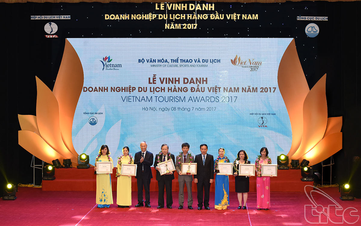 Phó Tổng cục trưởng Ngô Hoài Chung và Chủ tịch Hiệp hội lữ hành VN Vũ Thế Bình trao tặng giải thưởng Hãng hàng không và Doanh nghiệp kinh doanh vận chuyển khách du lịch bằng ô tô hàng đầu Việt Nam năm 2017