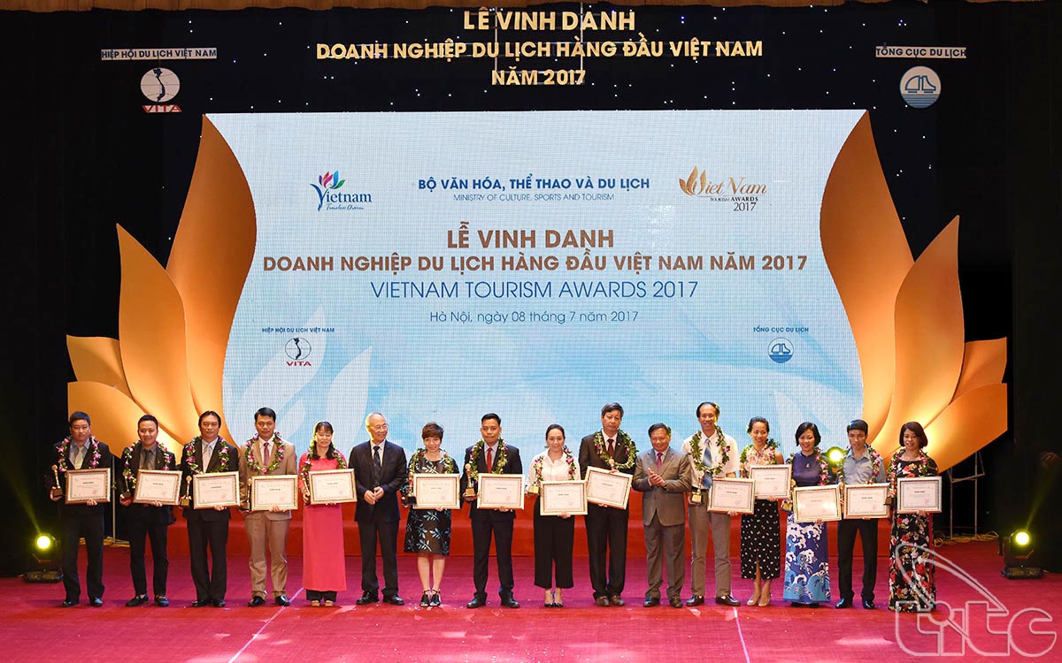 Chairman of VNAT Nguyen Van Tuan and Vice Chairman of VITA Vu The Binh award to top tourist rest stops, tourist attractions and tourist areas