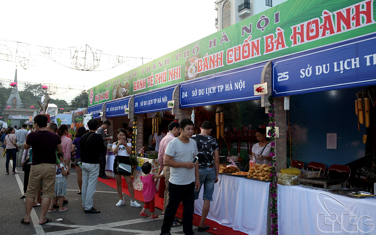 Gian hàng Hà Nội luôn thu hút đông khách tham quan và mua hàng