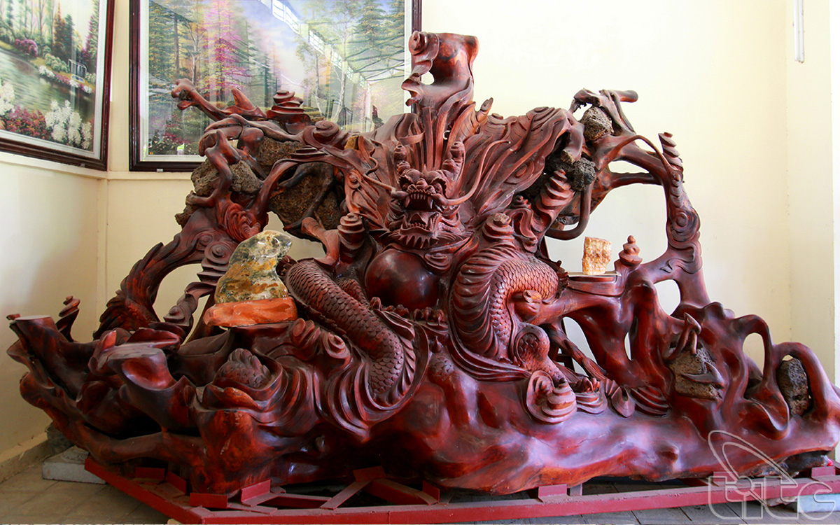 Một trong những tác phẩm điêu khắc gỗ tại Không gian văn hóa Việt