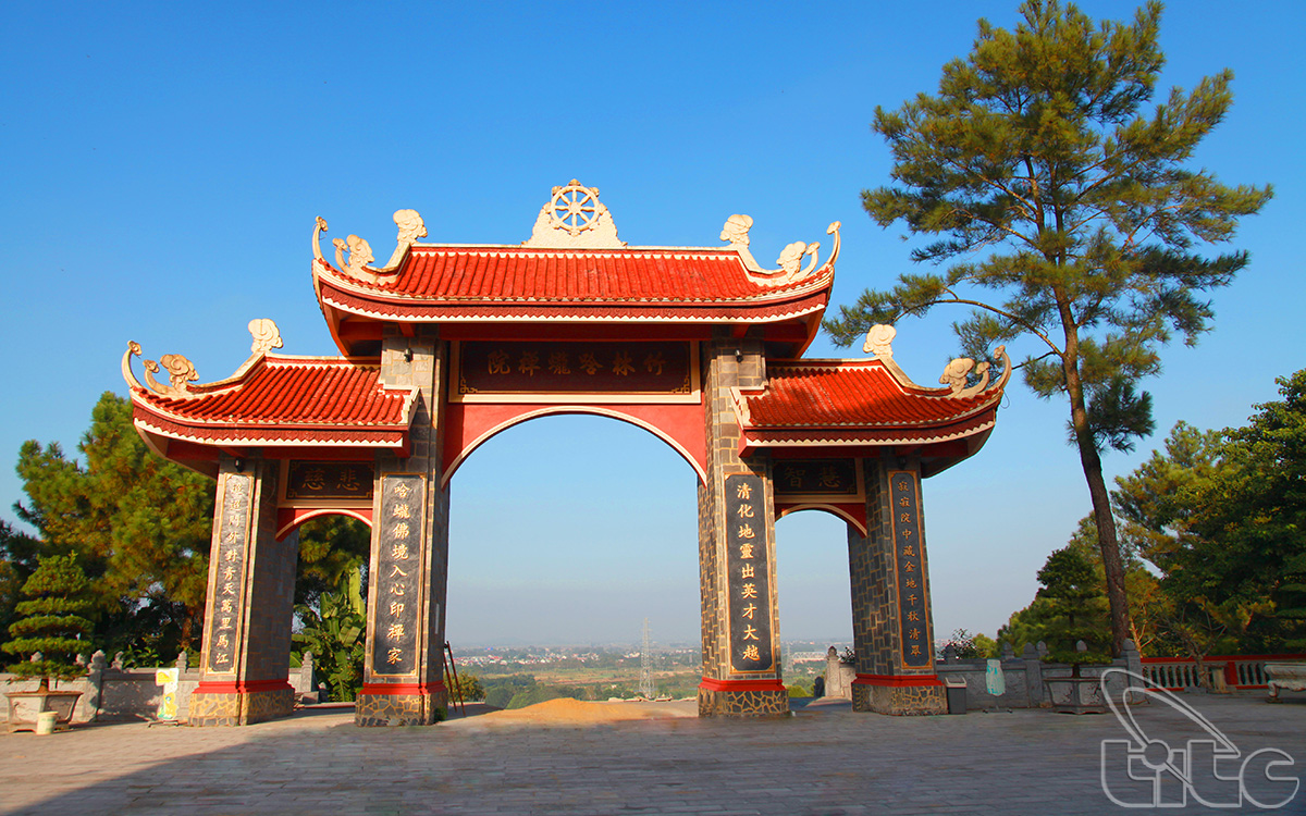 Cổng Tam Quan của Thiền Viện Trúc Lâm Hàm Rồng. Từ đây, du khách có thể phóng tầm mắt ra xa để ngắm dòng sông Mã và cây cầu Hàm Rồng đã đi vào lịch sử