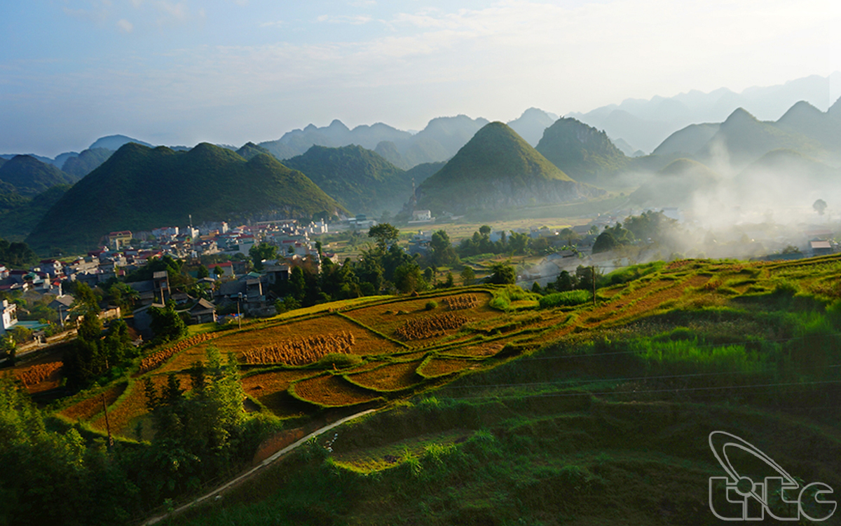 The panorama of Quan Ba Town in the morning mist