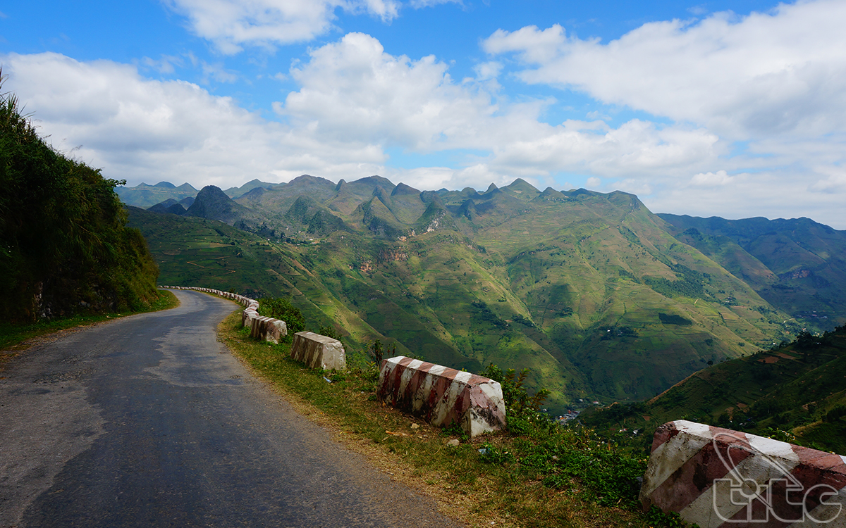 Ma Pi Leng is a over 20-km long pass connecting Ha Giang City with Dong Van and Meo Vac districts