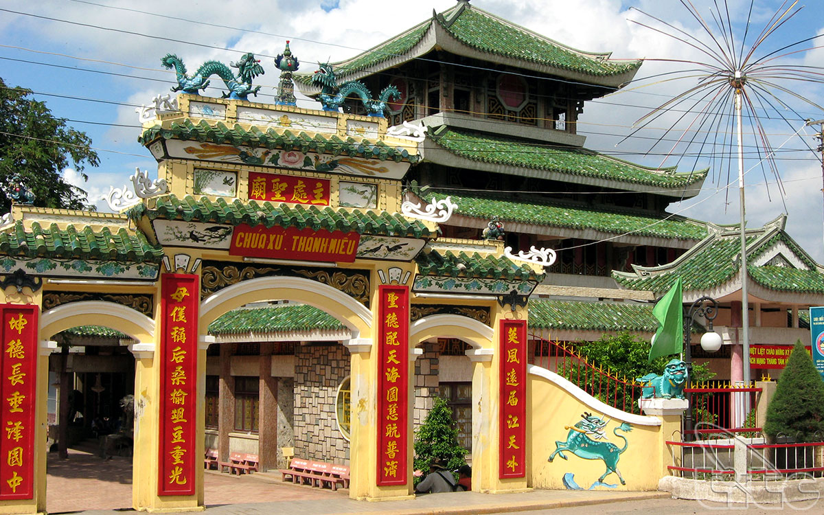 Miếu Bà Chúa Xứ tọa lạc dưới chân núi Sam ở thành phố Châu Đốc, tỉnh An Giang.