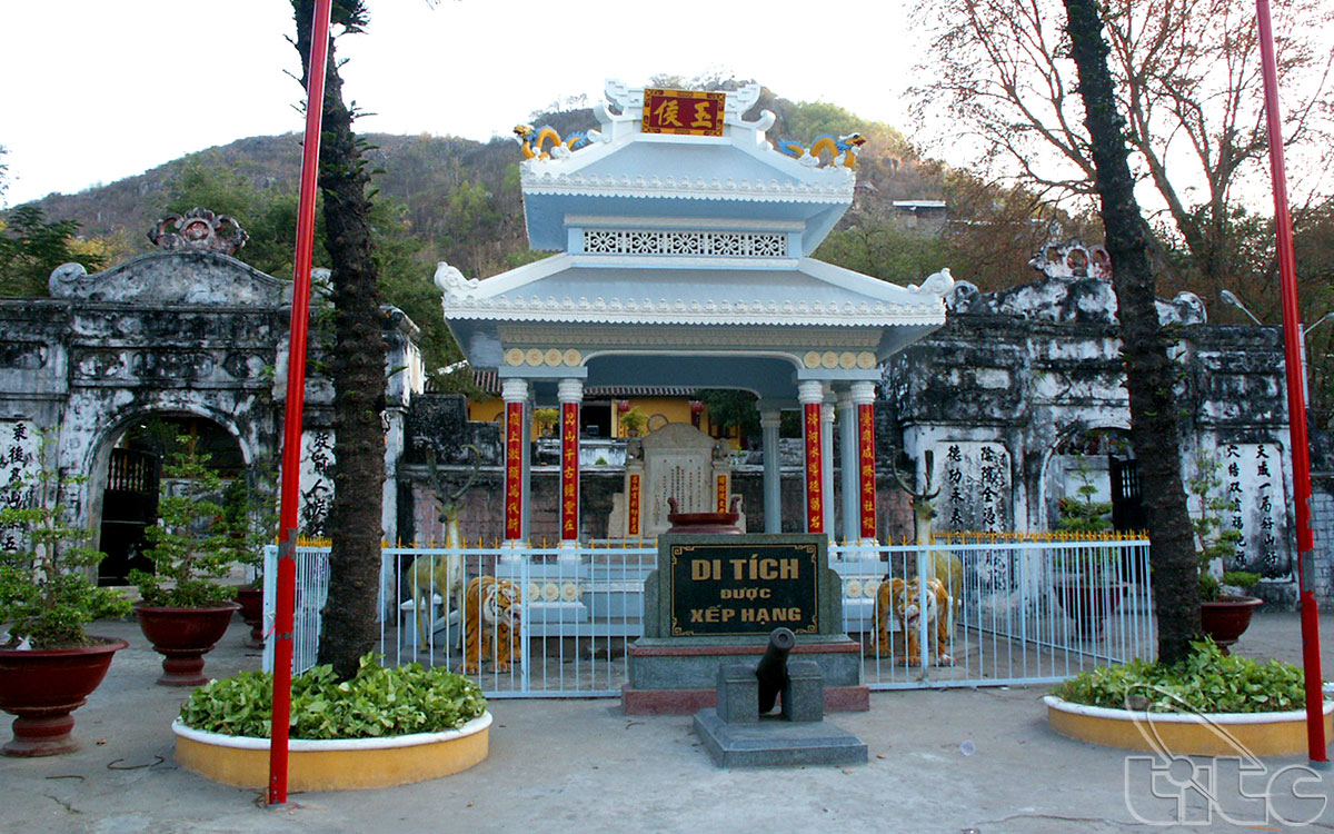 Lăng Thoại Ngọc Hầu còn gọi là Sơn Lăng, trước thuộc xã Vĩnh Tế, nay thuộc phường Núi Sam, thành Phố Châu Đốc, tỉnh An Giang. 