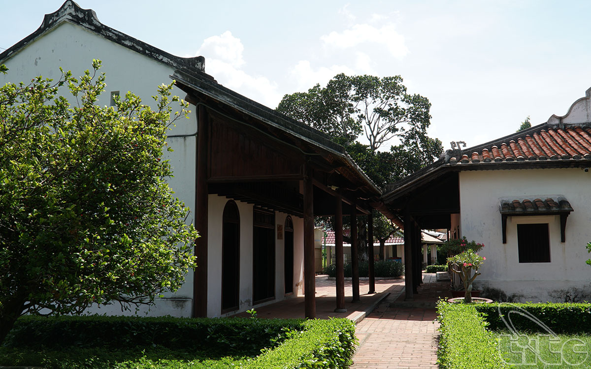 Trường Dục Thanh có cấu trúc chính gồm 2 nhà lớn bằng gỗ dùng làm phòng học, 1 ngôi nhà lầu nhỏ