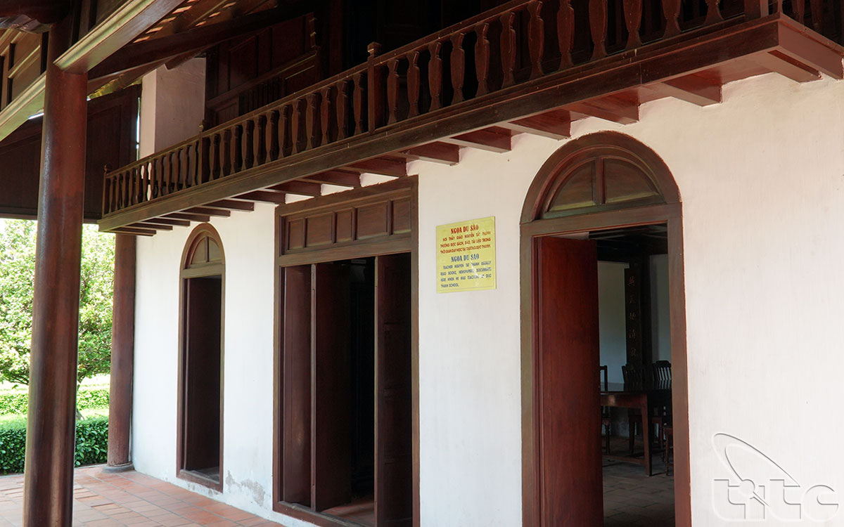 Phía bên phải gian phòng học là Nhà Ngư, làm nơi nội trú của thầy giáo và học sinh trường Dục Thanh