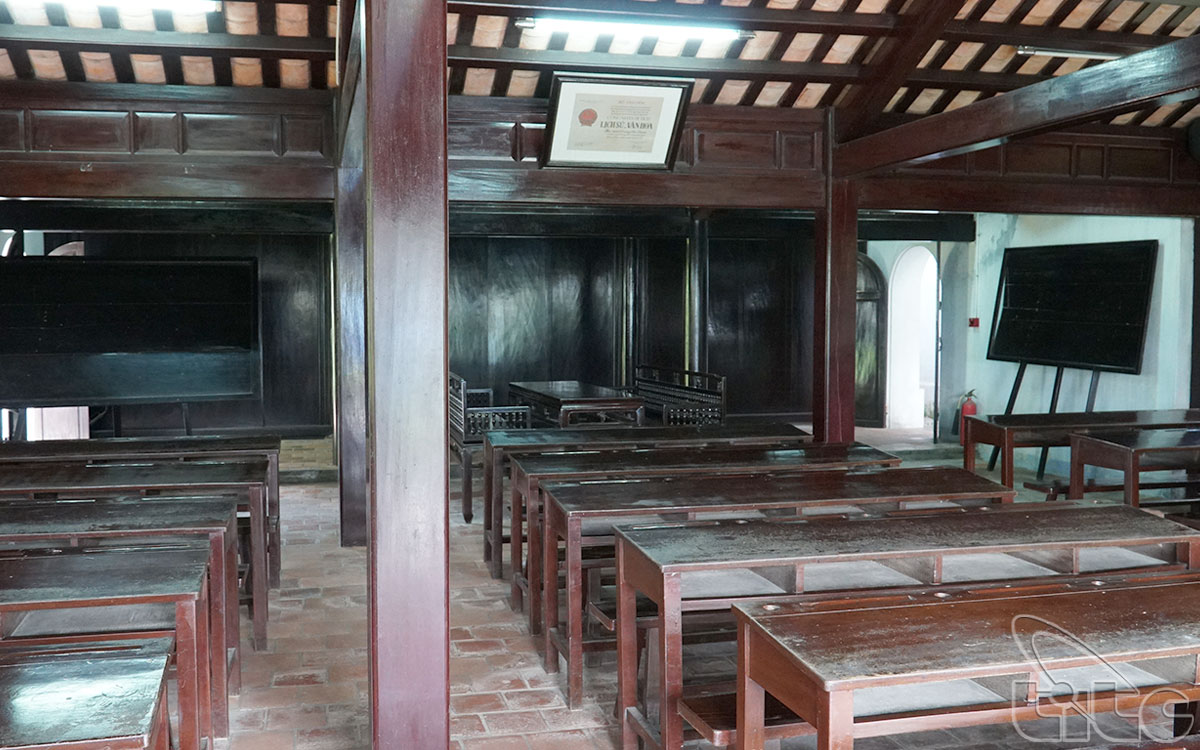 Trong phòng học còn có 2 cái bảng đen phía 2 bên lớp học và bộ bàn ghế của giáo viên, nơi Bác ngồi giảng bài