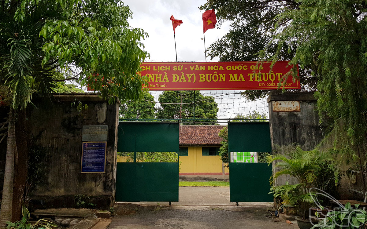 Nhà Đày Buôn Ma Thuột tọa lạc tại số 17 Tán Thuật, phường Tự An, Tp. Buôn Ma Thuột, cách trung tâm thành phố chừng 1 km về phía Đông Nam.