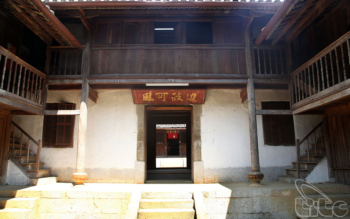 Khu dinh thự họ Vương được xây dựng bằng nguyên liệu đá xanh, gỗ thông và ngói đất nung
