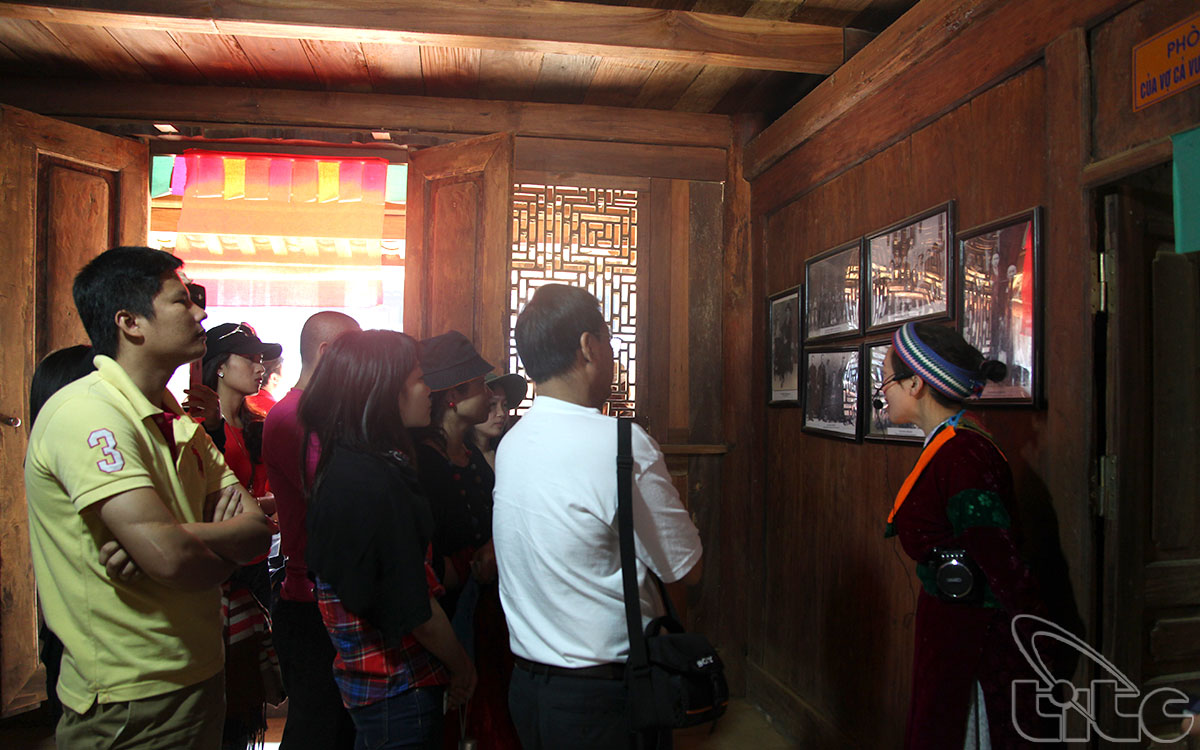 Du khách đang xem những bức tranh của dòng họ Vương trong dinh thự