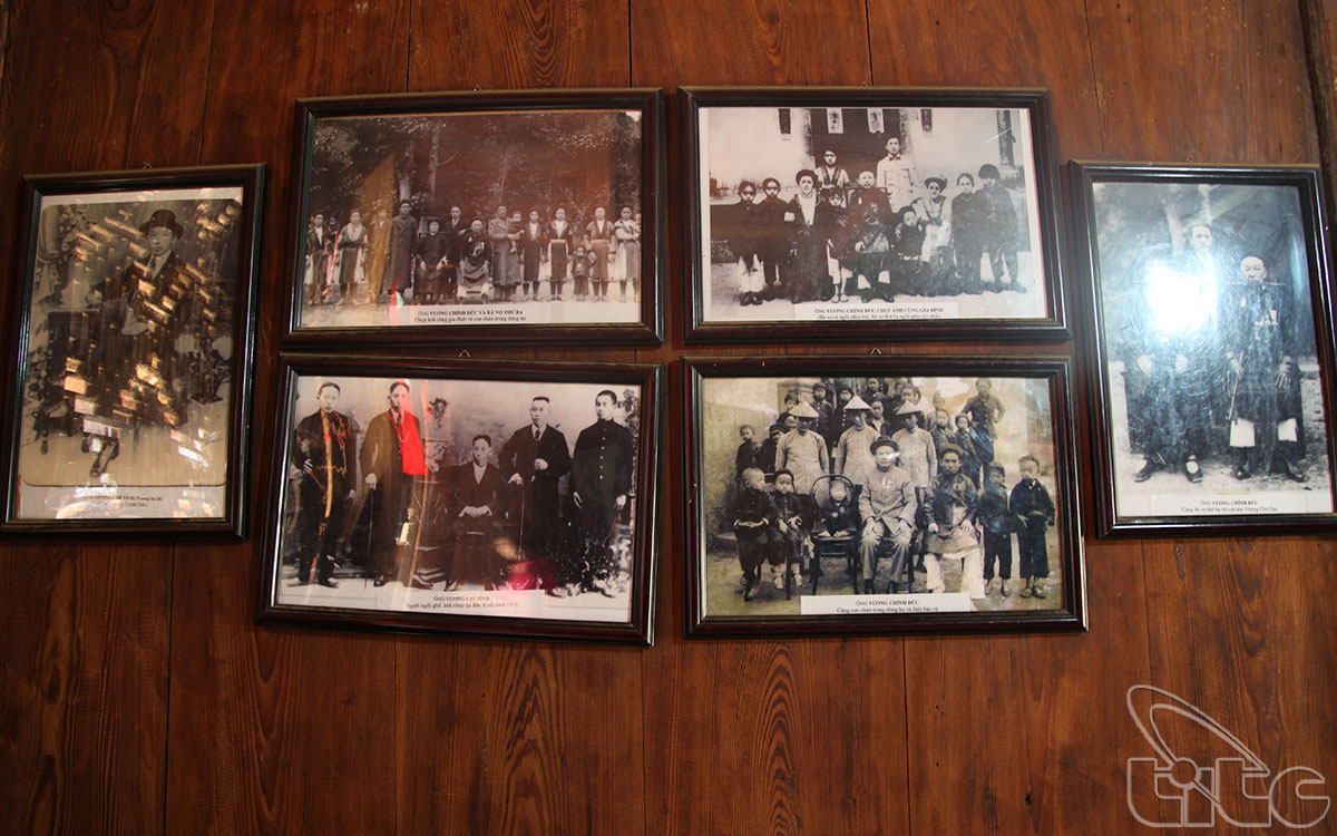 Những bức ảnh về dòng họ Vương được treo trên tường nhà