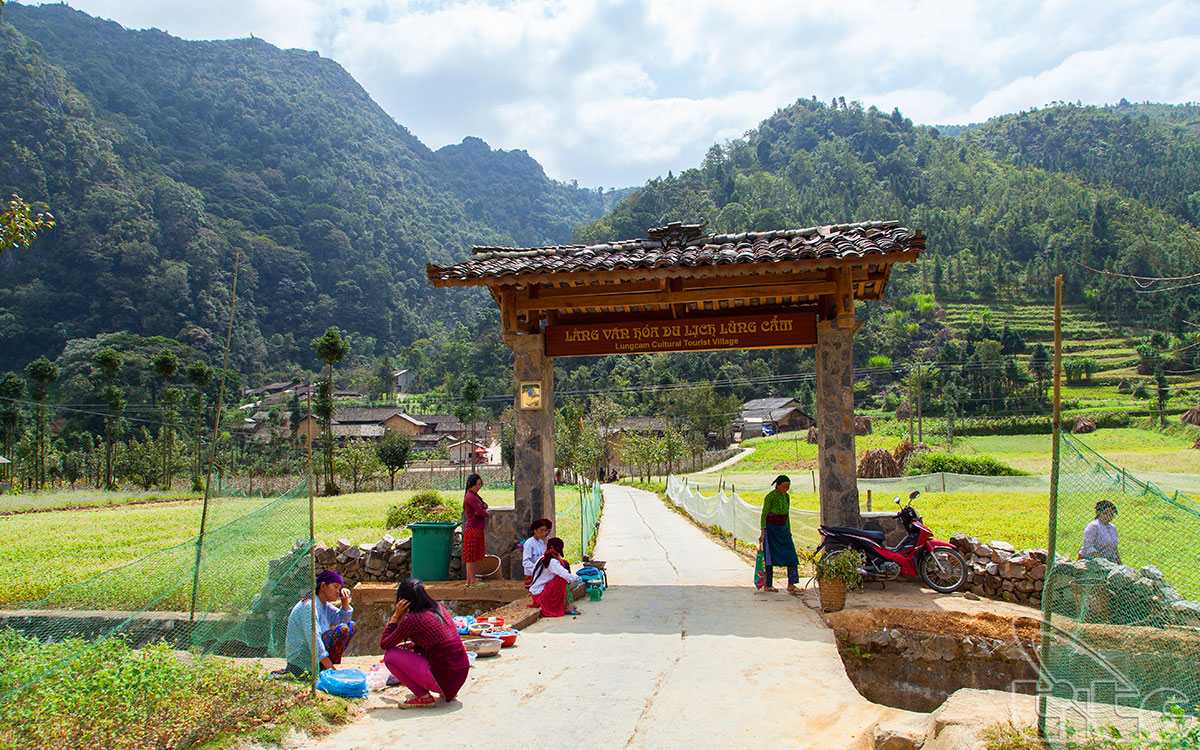 Làng văn hóa du lịch Lũng Cẩm là một ngôi làng nhỏ nằm tại xã Sủng Là của huyện Đồng Văn, tỉnh Hà Giang.