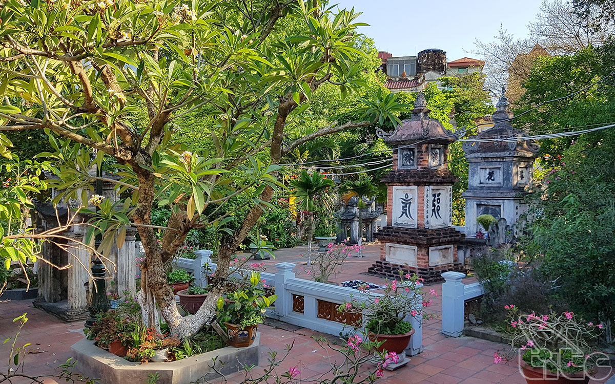 Nhà bia và vườn tháp trong sân của chùa Bộc