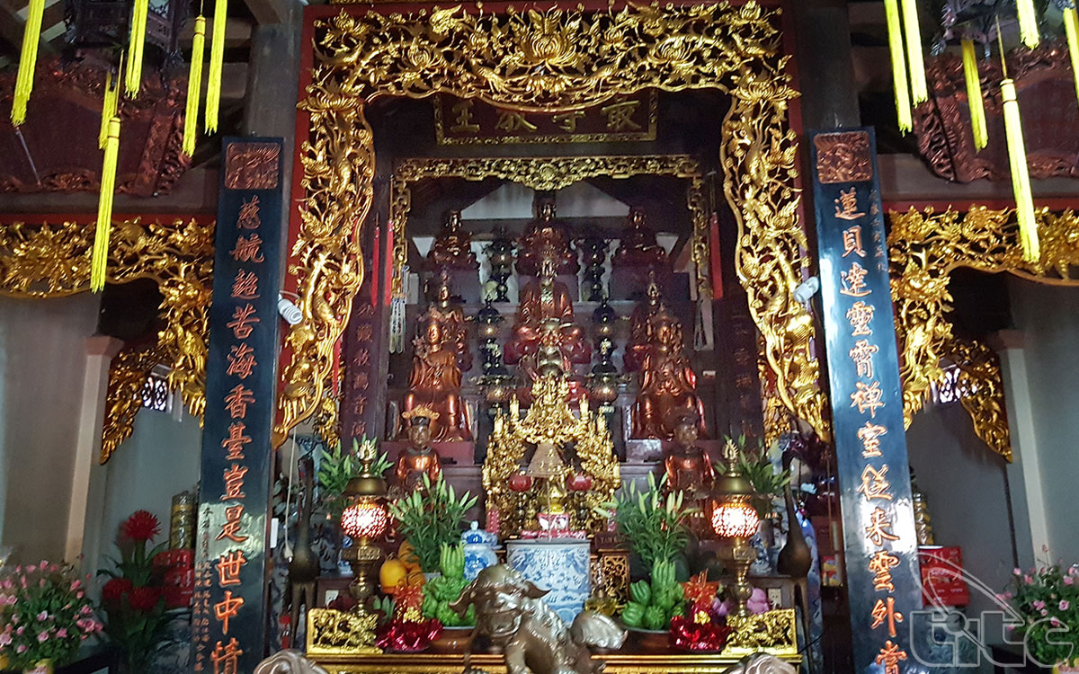 Tòa Tam Bảo được bài trí với rất nhiều tượng Phật trong Tiền đường của chùa Bộc