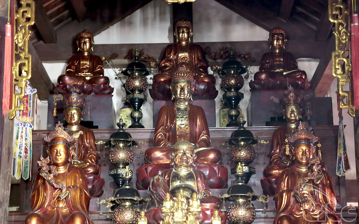 Các tượng Phật trên tòa Tam Bảo của chùa Bộc