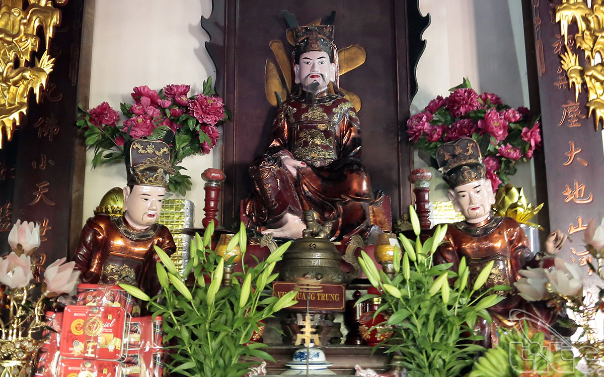 Ban thờ Đức Ông mà chính là tượng vua Quang Trung, được nhân dân tưởng nhớ và bí mật dựng vào năm 1846 đề thờ, bất chấp sự cấm đoán của nhà Nguyễn muốn xóa bỏ dấu tích nhà Tây Sơn