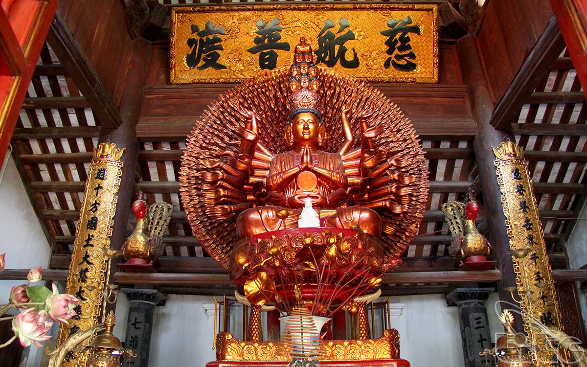 Sophisticated wooden Avalokitesvara buddha statue