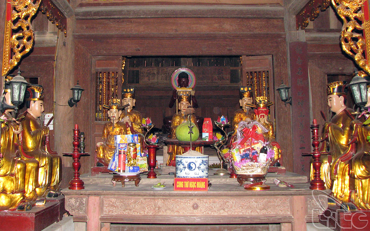 Chùa Keo còn có tên chữ là “Báo Ân Trùng Nghiêm tự” thờ bà Keo bà Pháp Vân là một tứ đại Phật Pháp thời xưa.