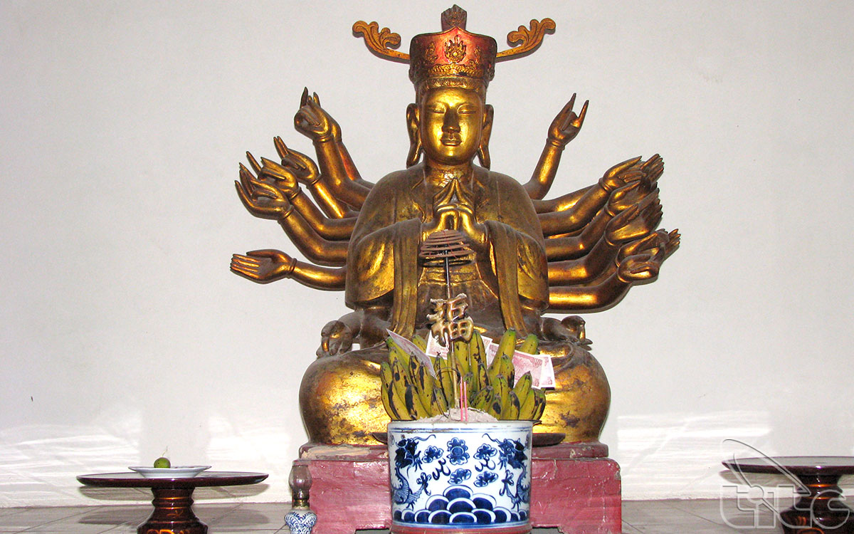 Ban thờ Phật Bà Quan Âm ở chùa Keo