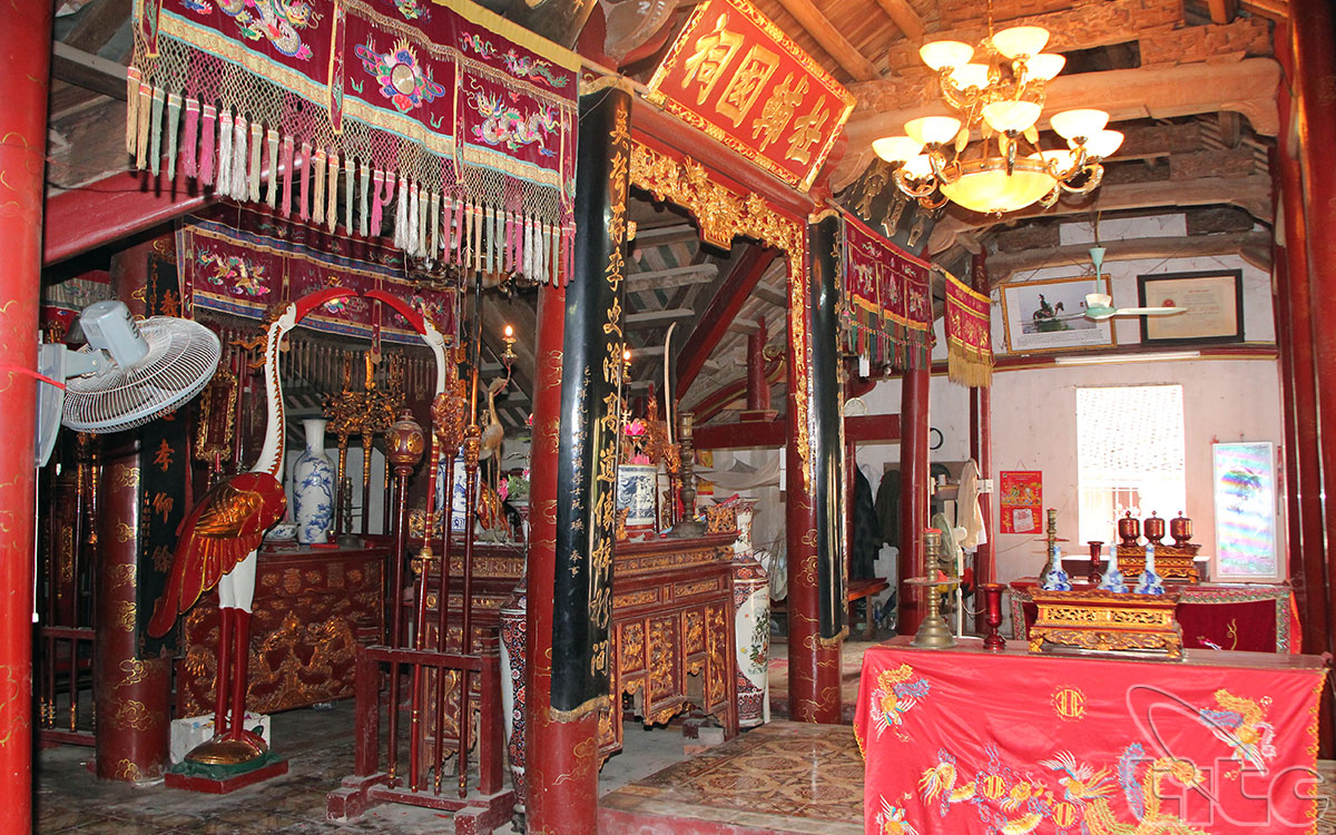 Các kiến trúc trong tòa đại đình được chạm tứ linh (long, ly, quy, phượng), hổ phù, hoa lá theo phong cách nghệ thuật thời Nguyễn