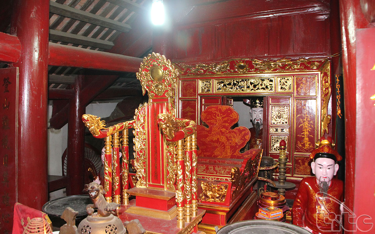 Nửa phía trong hậu cung có khám thờ Đỗ Kính Tu với tượng, long ngai, bài vị. 