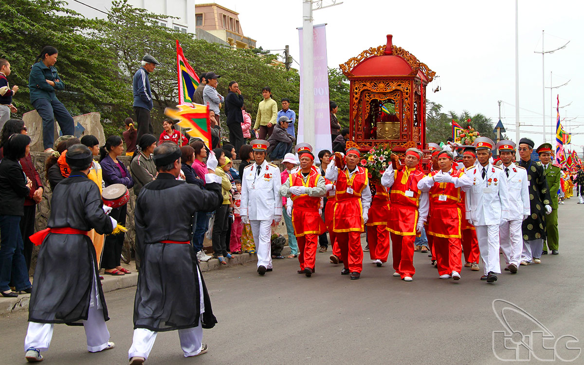 Lễ hội chính được tổ chức 5 năm một lần với sự tham gia của các đội tế và đội rước kiệu trong vùng được diễn ra trong 4 ngày 