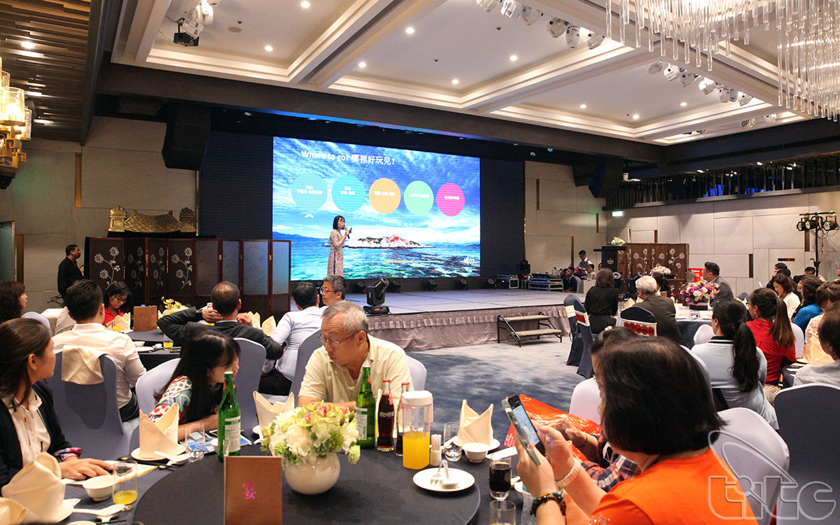 Representative of VNAT introduced about Viet Nam tourism at the roadshow in Kaohsiung City