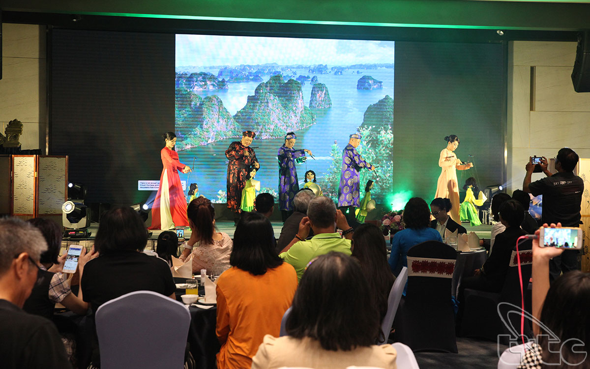 Tiết mục múa rối cạn của các nghệ sĩ Việt Nam tại chương trình ở Cao Hùng