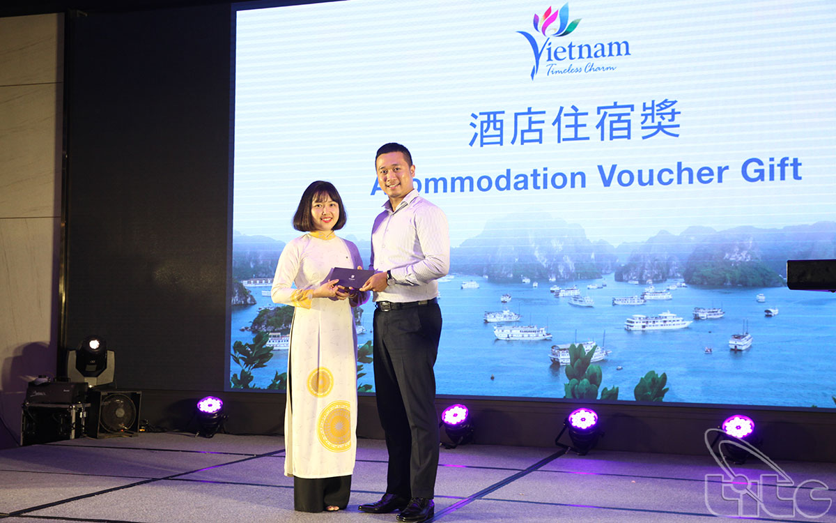 Các doanh nghiệp tổ chức bốc thăm trúng thưởng tại chương trình ở Cao Hùng